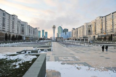 Nur-Sultan / Kazakistan - 11.08.2011: Baiterek anıtına uzanan geniş bir cadde boyunca uzanan yerleşim ve idari binalar.