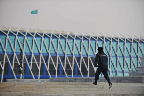 Nur Sultan Kazachstan 2011 Policjant Idzie Budynku Pałacu Niepodległości Centrum — Zdjęcie stockowe