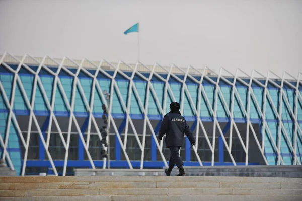 Nur Sultan Kazachstan 2011 Policjant Idzie Budynku Pałacu Niepodległości Centrum — Zdjęcie stockowe