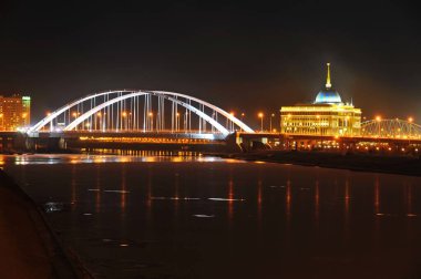 Nur-Sultan / Kazakistan - 11.07.2011: Başkent merkezindeki cadde, köprü ve cumhurbaşkanlığı yönetiminin gece ışıklandırması.