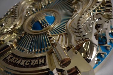 Almaty / Kazakistan - 01.09.2018: Kazakistan Cumhuriyeti devlet amblemi. Üç boyutlu bir detay