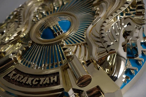 Almaty / Kazakistan - 01.09.2018: Kazakistan Cumhuriyeti devlet amblemi. Üç boyutlu bir detay