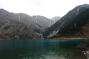 Soğuk bulutlu bir zamanda Büyük Almaty Gölü.