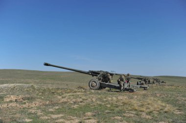 Almaty bölgesi / Kazakistan - 04.03.2012: Askerler askeri tatbikatlar sırasında havan topuyla ateş ediyorlar. Kazakistan Cumhuriyeti Silahlı Kuvvetleri. 