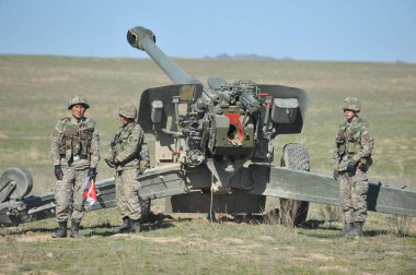 Almaty bölgesi / Kazakistan - 04.03.2012: Askerler askeri tatbikatlar sırasında havan topuyla ateş ediyorlar. Kazakistan Cumhuriyeti Silahlı Kuvvetleri.