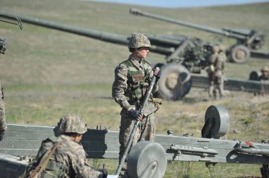 Almaty bölgesi / Kazakistan - 04.03.2012: Askerler askeri tatbikatlar sırasında havan topuyla ateş ediyorlar. Kazakistan Cumhuriyeti Silahlı Kuvvetleri.