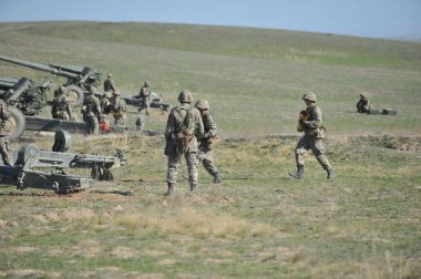 Almaty bölgesi / Kazakistan - 04.03.2012: Askerler askeri tatbikatlar sırasında havan topuyla ateş ediyorlar. Kazakistan Cumhuriyeti Silahlı Kuvvetleri.