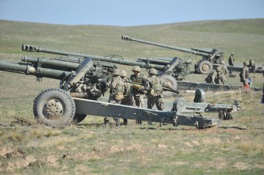 Almaty bölgesi / Kazakistan - 04.03.2012: Askerler askeri tatbikatlar sırasında havan topuyla ateş ediyorlar. Kazakistan Cumhuriyeti Silahlı Kuvvetleri.