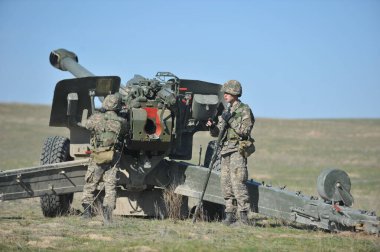 Almaty bölgesi / Kazakistan - 04.03.2012: Askerler askeri tatbikatlar sırasında havan topuyla ateş ediyorlar. Kazakistan Cumhuriyeti Silahlı Kuvvetleri.