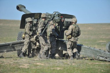 Almaty bölgesi / Kazakistan - 04.03.2012: Askerler askeri tatbikatlar sırasında havan topuyla ateş ediyorlar. Kazakistan Cumhuriyeti Silahlı Kuvvetleri.