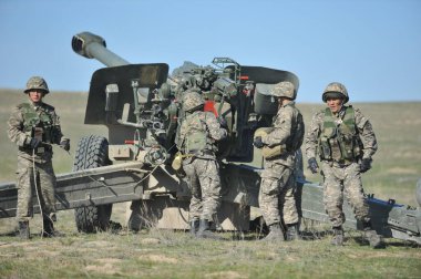 Almaty bölgesi / Kazakistan - 04.03.2012: Askerler askeri tatbikatlar sırasında havan topuyla ateş ediyorlar. Kazakistan Cumhuriyeti Silahlı Kuvvetleri.