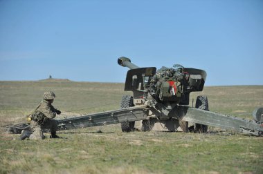 Almaty bölgesi / Kazakistan - 04.03.2012: Askerler askeri tatbikatlar sırasında havan topuyla ateş ediyorlar. Kazakistan Cumhuriyeti Silahlı Kuvvetleri.