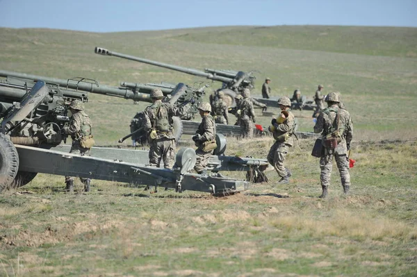 Regione Almaty Kazakistan 2012 Soldati Sparano Obice Durante Esercitazioni Militari — Foto Stock