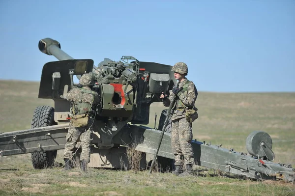 Almaty bölgesi / Kazakistan - 04.03.2012: Askerler askeri tatbikatlar sırasında havan topuyla ateş ediyorlar. Kazakistan Cumhuriyeti Silahlı Kuvvetleri.