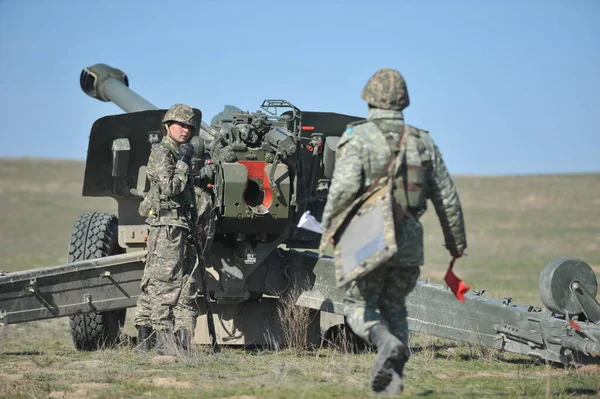 Almaty bölgesi / Kazakistan - 04.03.2012: Askerler askeri tatbikatlar sırasında havan topuyla ateş ediyorlar. Kazakistan Cumhuriyeti Silahlı Kuvvetleri.