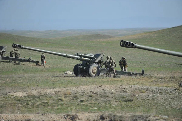 Region Ałmaty Kazachstan 2012 Żołnierze Strzelają Pistoletu Haubicowego Podczas Ćwiczeń — Zdjęcie stockowe