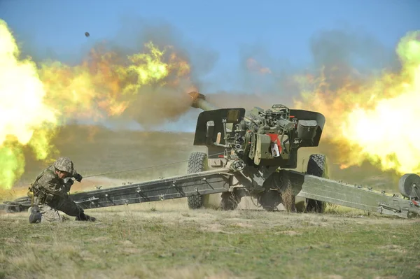 アルマティ地域 カザフスタン 2012 兵士は軍事演習中にハウザー銃から撮影します カザフスタン共和国の軍隊 — ストック写真