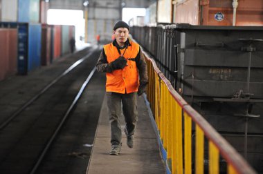 Almaty bölgesi / Kazakistan - 04.11.2012: Demiryolu istasyonu ve lojistik merkezi çalışanları kargo konteynerlerini kontrol etti