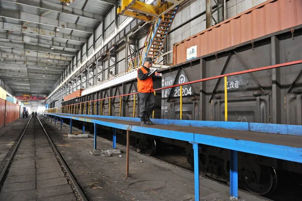 Almaty Regio Kazachstan 2012 Treinstation Logistiek Centrum Werknemers Controleren Vrachtcontainers — Stockfoto