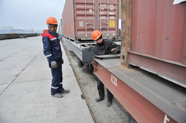 Regione Almaty Kazakistan 2012 Lavoratori Della Stazione Ferroviaria Del Centro — Foto Stock