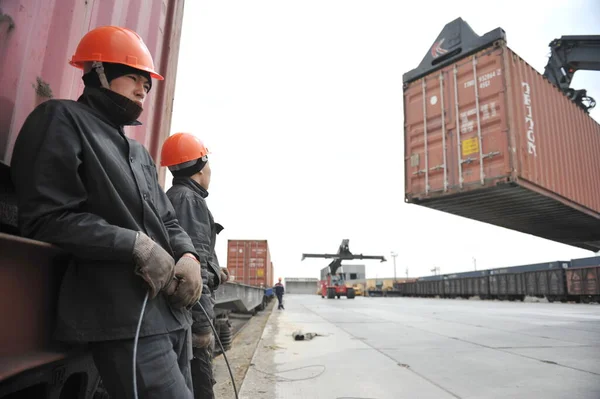 Regione Almaty Kazakistan 2012 Lavoratori Della Stazione Ferroviaria Del Centro — Foto Stock