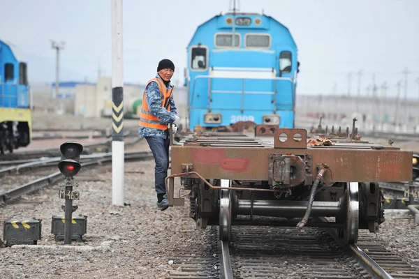 Almaty Regio Kazachstan 2012 Treinstation Logistiek Centrum Werknemers Controleren Vrachtcontainers — Stockfoto