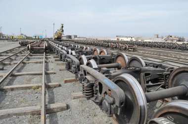 Almaty bölgesi / Kazakistan - 04.11.2012: Demiryolu tekeri. Lokomotifler için çalışan teçhizat raylarda..