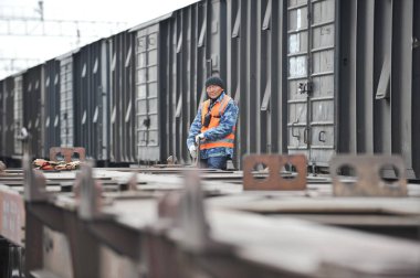 Almaty bölgesi / Kazakistan - 04.11.2012: Tren istasyonunun personeli, trenlerin boşaltılmasını izliyor