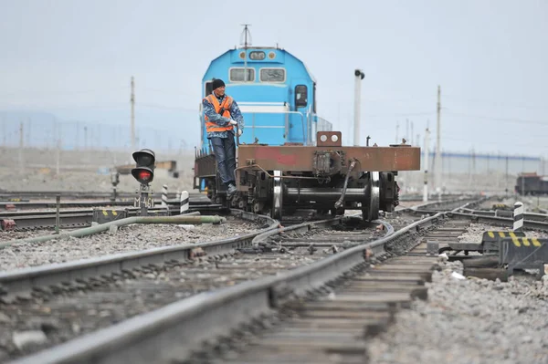 Almaty Regio Kazachstan 2012 Het Personeel Van Het Station Kijken — Stockfoto