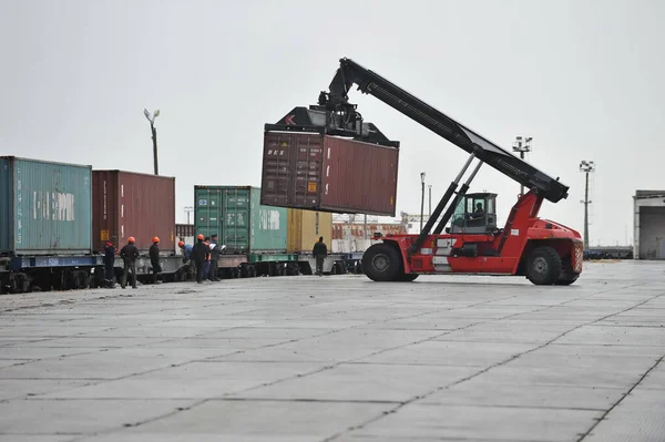 Regione Almaty Kazakistan 2012 Trasporto Speciale Con Gru Sollevamento Container — Foto Stock