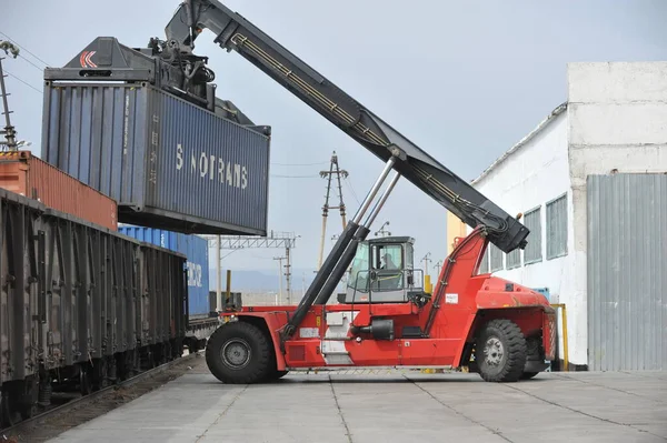 Regione Almaty Kazakistan 2012 Trasporto Speciale Con Gru Sollevamento Container — Foto Stock