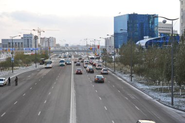 Nur-Sultan / Kazakistan - 11.08.2011: Başkentin mimari görüşleri. Şehrin merkez caddelerinden biri..