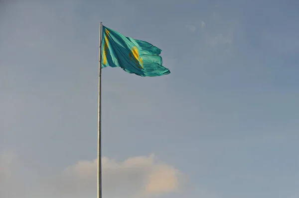 Нур Султан Казахстан 2011 Государственный Флаг Республики Казахстан Металлическом Шесте — стоковое фото