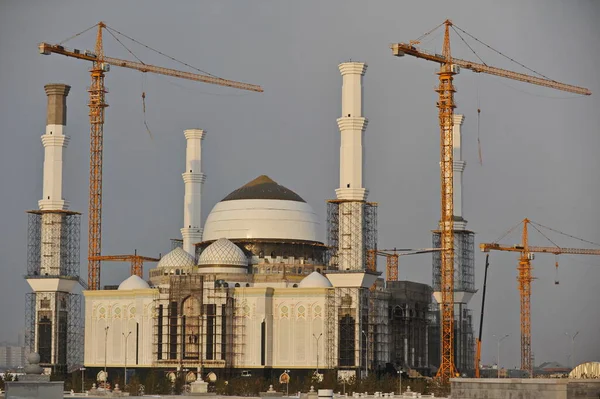ヌールスルタン カザフスタン 1992年8月8日 首都の中央部にモスクを建設 — ストック写真