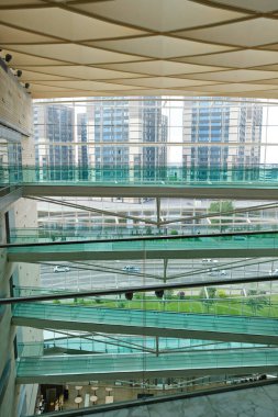 Almaty / Kazakistan - 06.11.2018: ofis binası. İnsanlar cam geçitler boyunca birçok sıra Windows 'un zemininde yürür.
