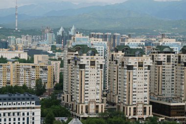 Almaty / Kazakistan - 07.13.2018: Şehrin merkez caddeleri boyunca yerleşim alanları inşa edilmiştir. Mimari görünüş.