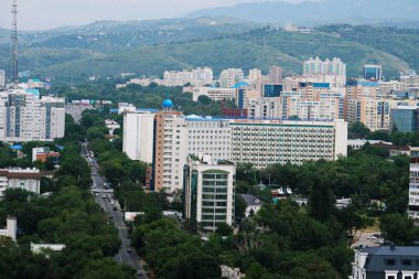 Almaty / Kazakistan - 07.13.2018: Şehrin merkez caddeleri boyunca yerleşim alanları inşa edilmiştir. Mimari görünüş.