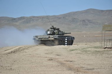 Almaty / Kazakistan - 04.03.2012: Kazakistan Cumhuriyeti silahlı kuvvetlerinin tatbikatı. Bozkırdaki tanklarda manevralar.