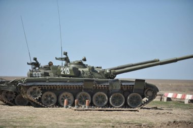 Almaty / Kazakistan - 04.03.2012: Kazakistan Cumhuriyeti silahlı kuvvetlerinin tatbikatı. Bozkırdaki tanklarda manevralar.