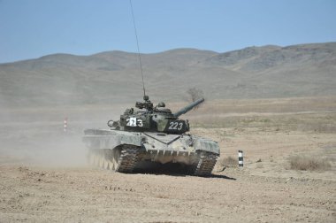 Almaty / Kazakistan - 04.03.2012: Kazakistan Cumhuriyeti silahlı kuvvetlerinin tatbikatı. Bozkırdaki tanklarda manevralar.