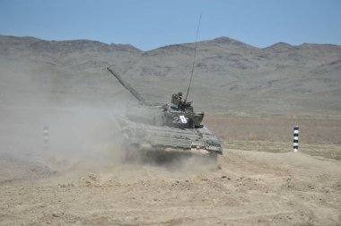 Almaty / Kazakistan - 04.03.2012: Kazakistan Cumhuriyeti silahlı kuvvetlerinin tatbikatı. Bozkırdaki tanklarda manevralar.