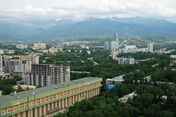 Almaty Kazahsztán 2018 Lakónegyedek Épülnek Város Központi Utcái Mentén Építészeti — Stock Fotó