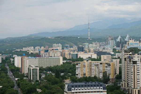 Almaty / Kazakistan - 07.13.2018: Şehrin merkez caddeleri boyunca yerleşim alanları inşa edilmiştir. Mimari görünüş.