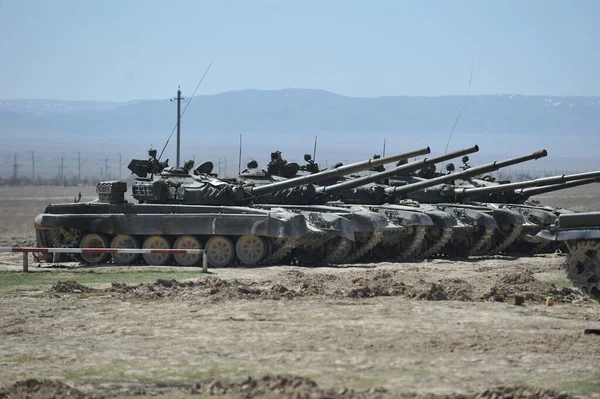 Almaty / Kazakistan - 04.03.2012: Kazakistan Cumhuriyeti silahlı kuvvetlerinin tatbikatı. Bozkırdaki tanklarda manevralar.