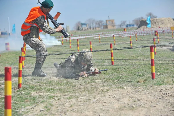 Almaty Kazakhstan 2012 Surmonter Les Obstacles Lors Des Exercices Militaires — Photo