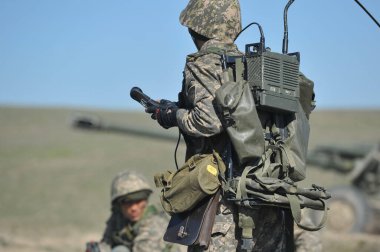 Almaty / Kazakistan - 04.03.2012: Askerler askeri tatbikat sırasında mühimmat topluyorlar