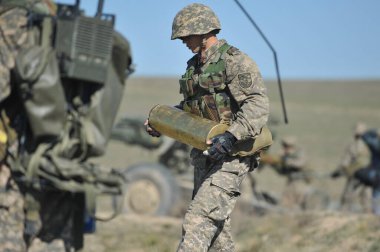 Almaty / Kazakistan - 04.03.2012: Askerler askeri tatbikat sırasında mühimmat topluyorlar