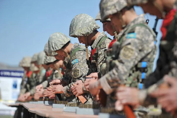 Almaty Kazakhstan 2012 Tentara Bersiap Menembak Target Lapangan Latihan Militer — Stok Foto