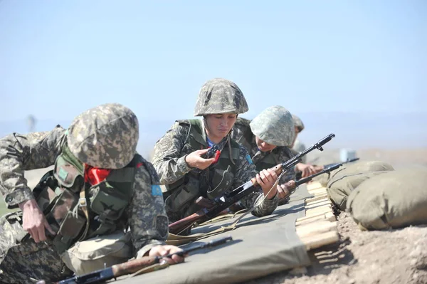 Almaty Kazajstán 2012 Los Soldados Preparan Para Disparar Contra Objetivos — Foto de Stock
