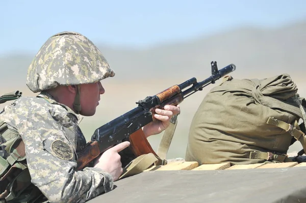 Almaty Kazakhstan 2012 Tentara Bersiap Menembak Target Lapangan Latihan Militer — Stok Foto